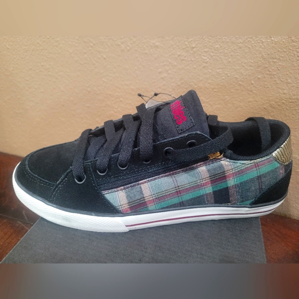 New Women's Etnies Size 7.5